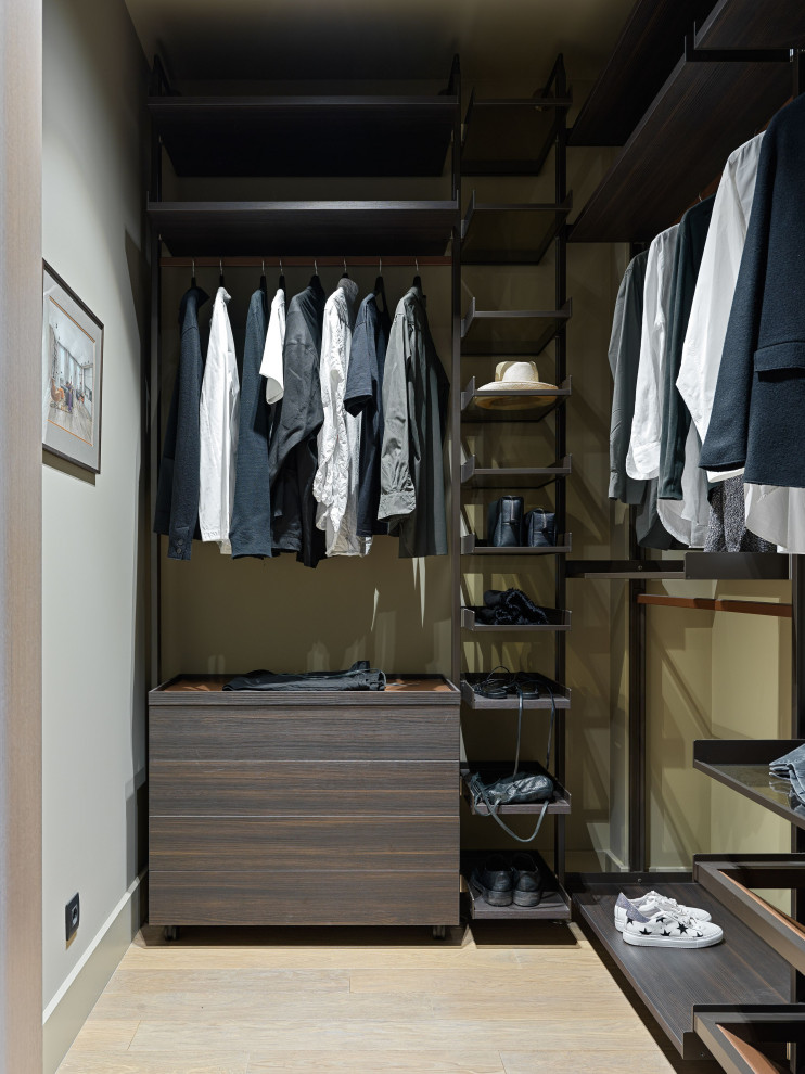Modelo de armario vestidor contemporáneo pequeño con armarios abiertos, puertas de armario de madera en tonos medios, suelo de madera en tonos medios y suelo marrón