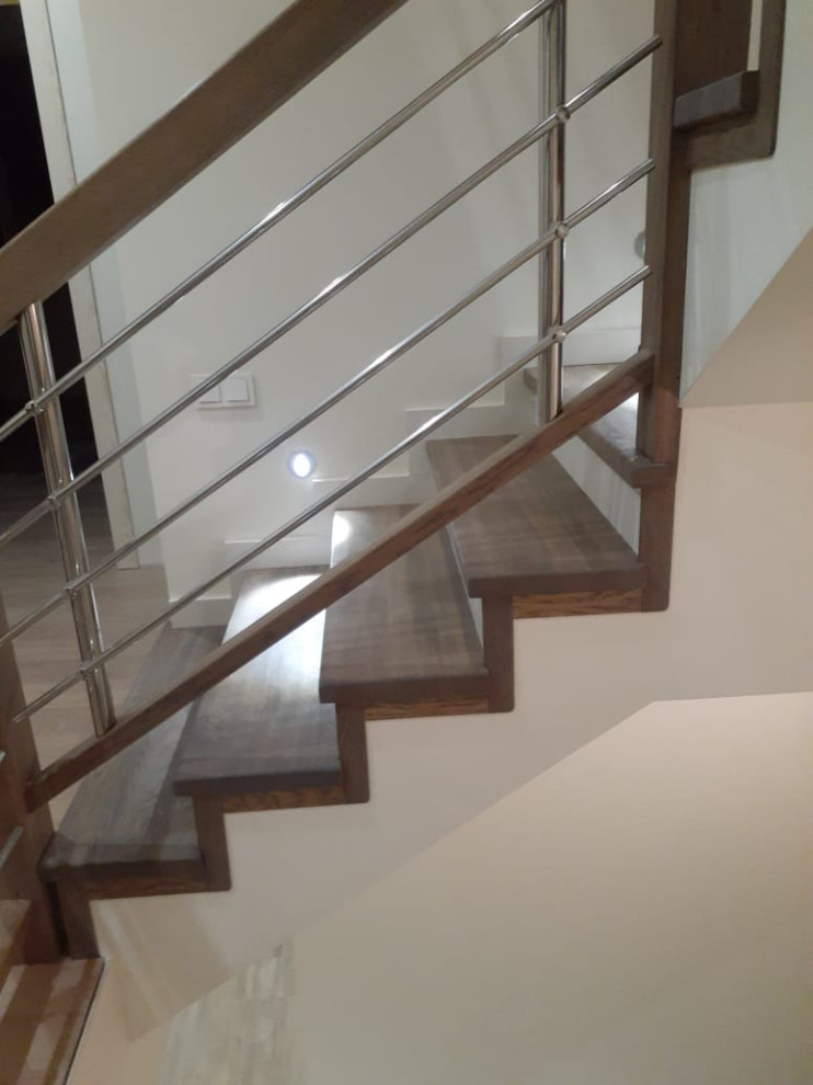 Лестница из дуба, ограждение ригеля из нержавейки