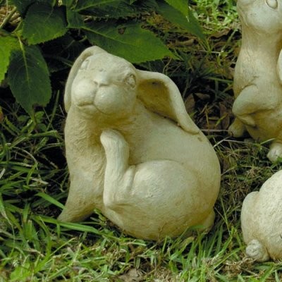 Grooming Bunny Garden Statue