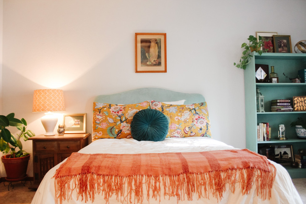Modelo de habitación de invitados ecléctica de tamaño medio con paredes blancas, moqueta y suelo beige