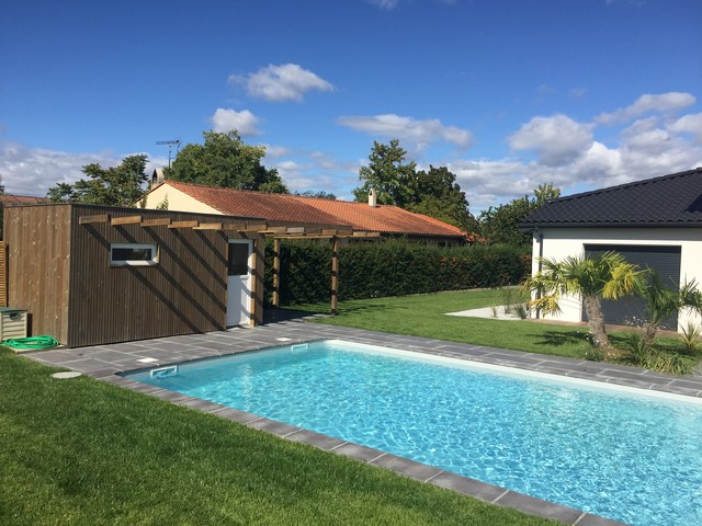 Terrasse et poolhouse S &agrave; Plaisance du Touch contemporary-pools-and-hot-tubs