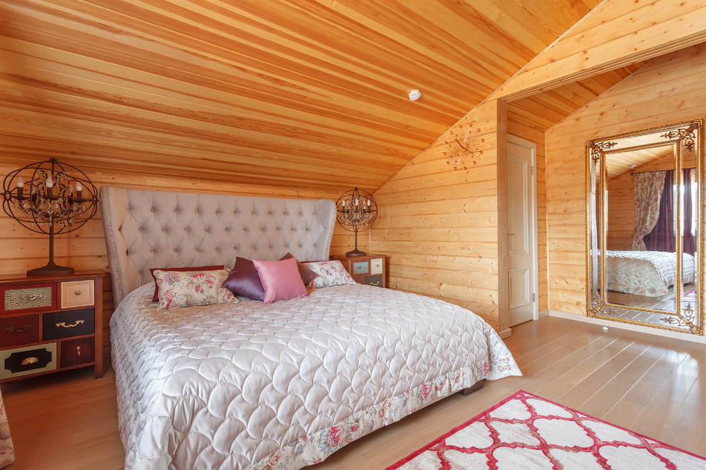 Источник вдохновения для домашнего уюта: хозяйская спальня на мансарде в стиле фьюжн с коричневыми стенами, паркетным полом среднего тона, коричневым полом, потолком из вагонки и деревянными стенами