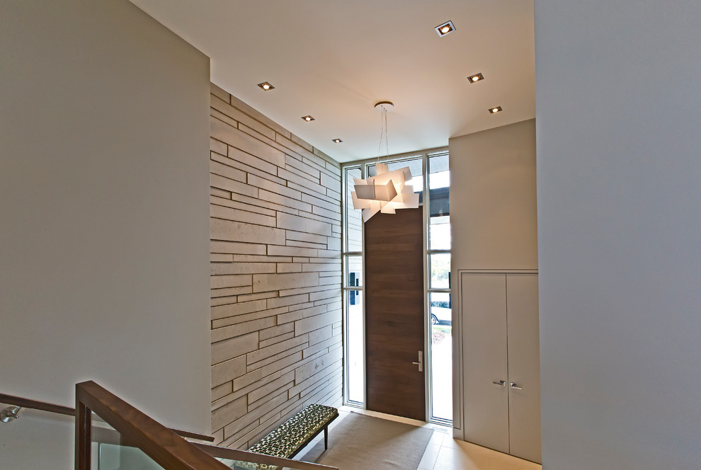 Diseño de puerta principal contemporánea con paredes grises, suelo de baldosas de cerámica, puerta simple y puerta de madera en tonos medios