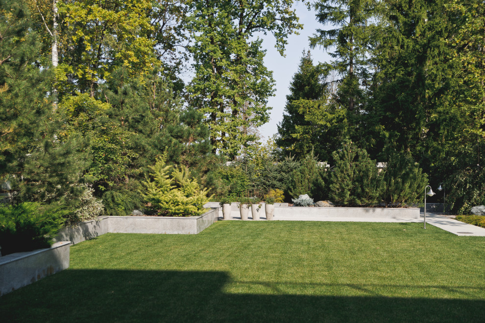 Маленький сад перед таунхаусом
