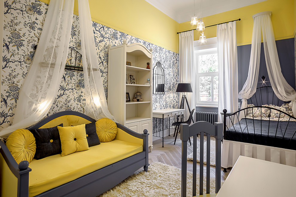 Foto på ett vintage flickrum kombinerat med sovrum, med flerfärgade väggar, ljust trägolv och beiget golv