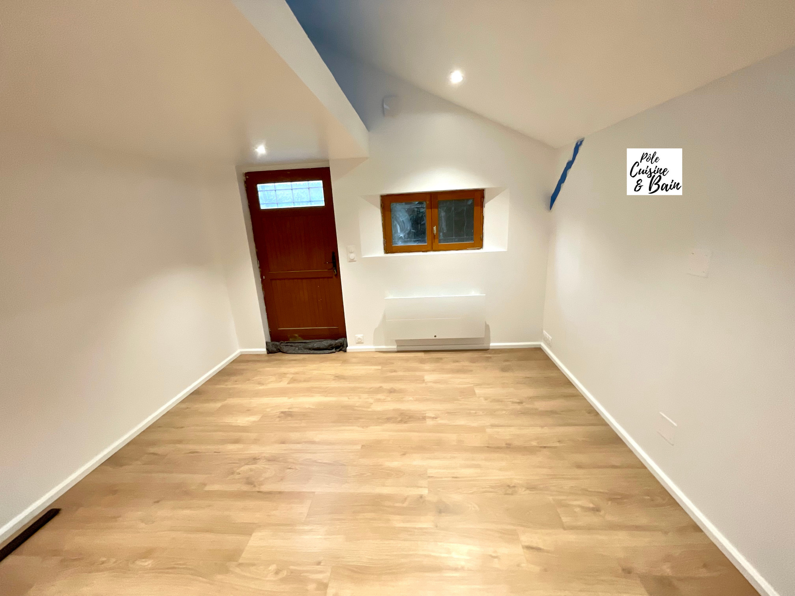 RENOVATION INTERIEURE: aménagement d'un studio, bureau, chambre et point d'eau