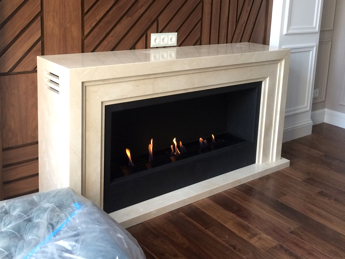 Биокамин встроенный в портал из мрамора .