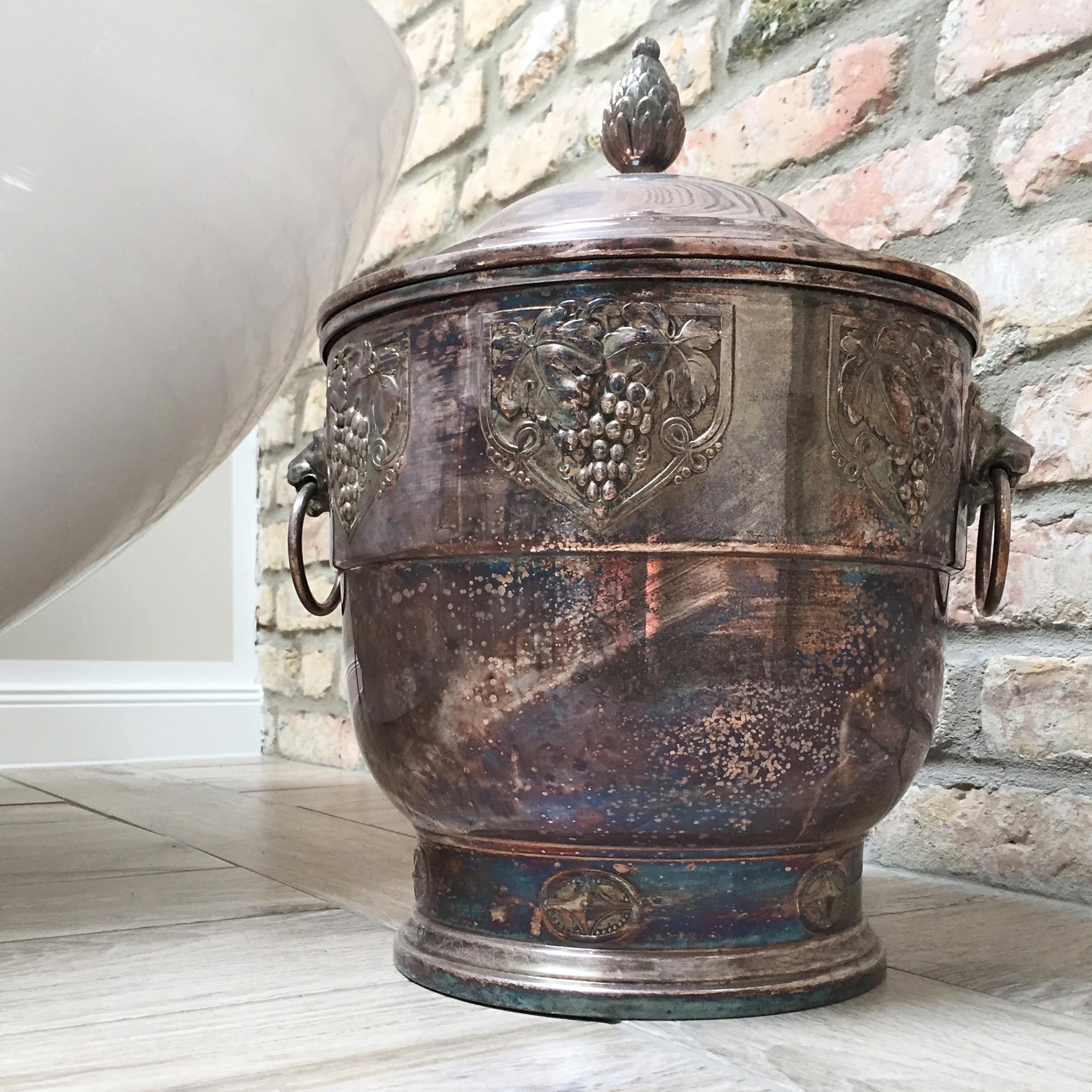 Eine antike silberne Bowleschale als Mülleimer in Szene gesetzt