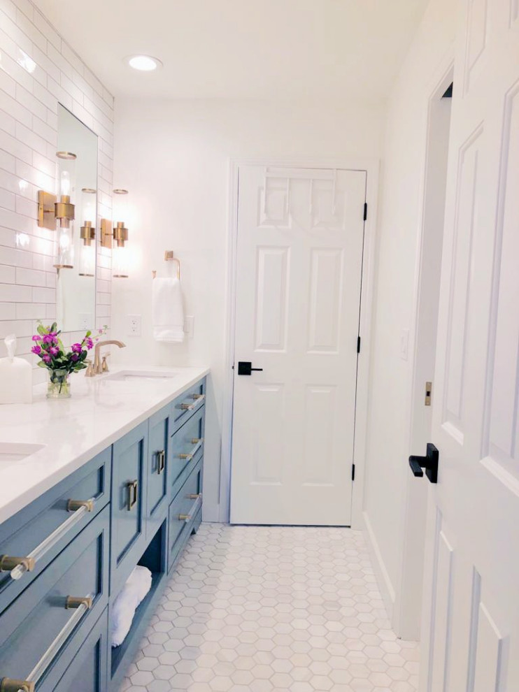 Bild på ett mellanstort vintage vit vitt en-suite badrum, med luckor med infälld panel, blå skåp, ett platsbyggt badkar, en toalettstol med separat cisternkåpa, vit kakel, keramikplattor, vita väggar, marmorgolv, ett undermonterad handfat, bänkskiva i kvarts, grått golv, en dusch/badkar-kombination och med dusch som är öppen
