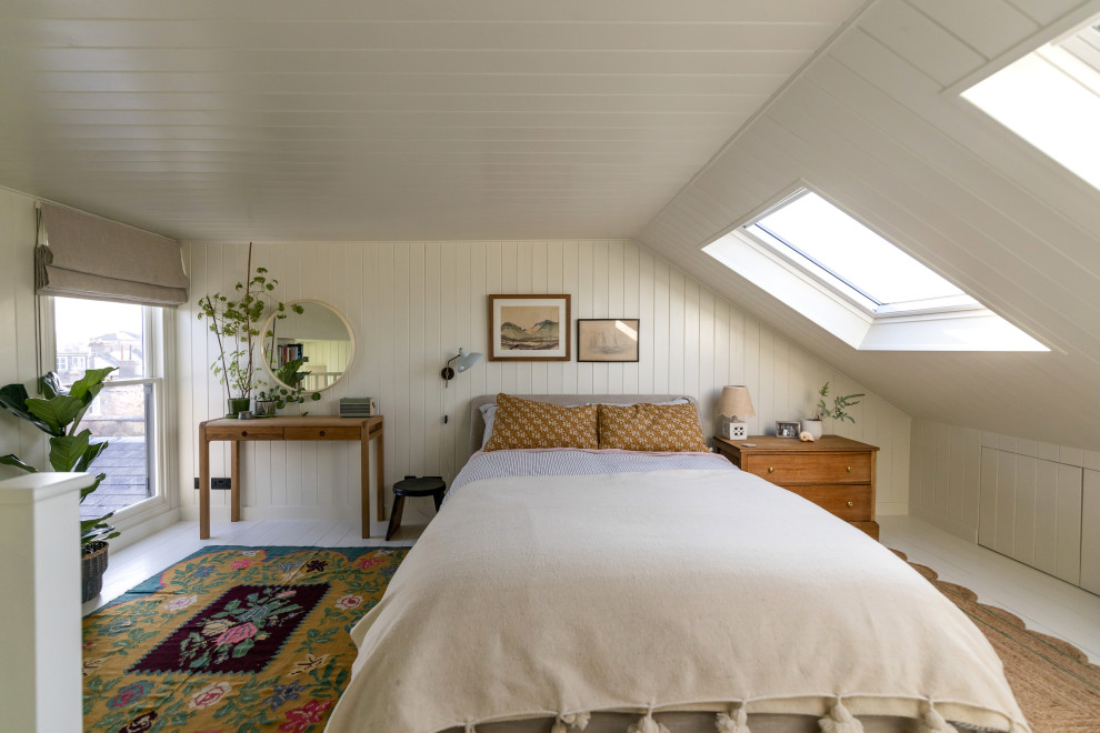 Klassisches Schlafzimmer mit weißer Wandfarbe, gebeiztem Holzboden, weißem Boden, Holzdielendecke und gewölbter Decke in London