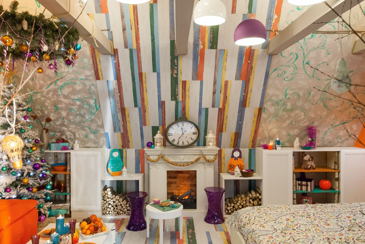 Разноцветные полосы пробкового покрытия придают интерьеру динамичности