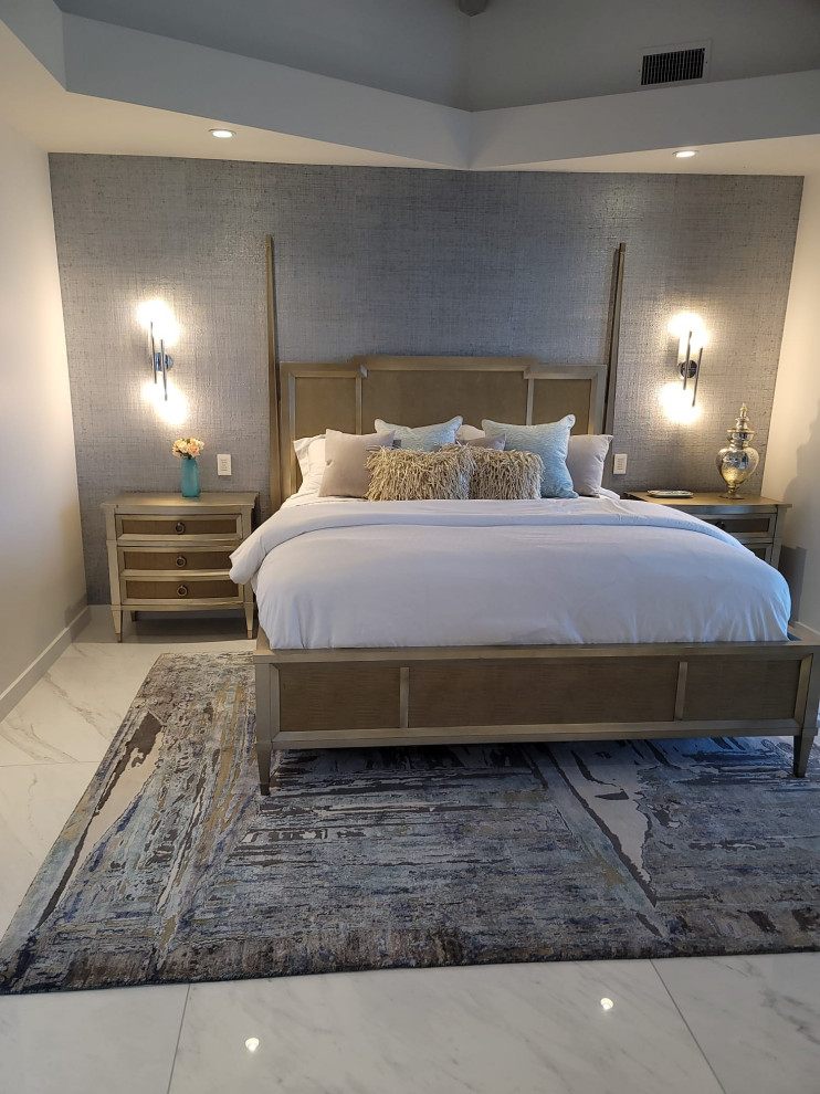 Ejemplo de habitación de invitados contemporánea con suelo de mármol y suelo blanco