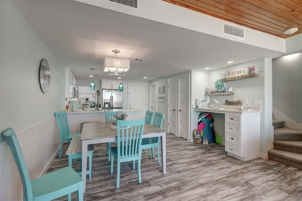 Mittelgroße Maritime Wohnküche ohne Kamin mit blauer Wandfarbe, Porzellan-Bodenfliesen und grauem Boden in Austin