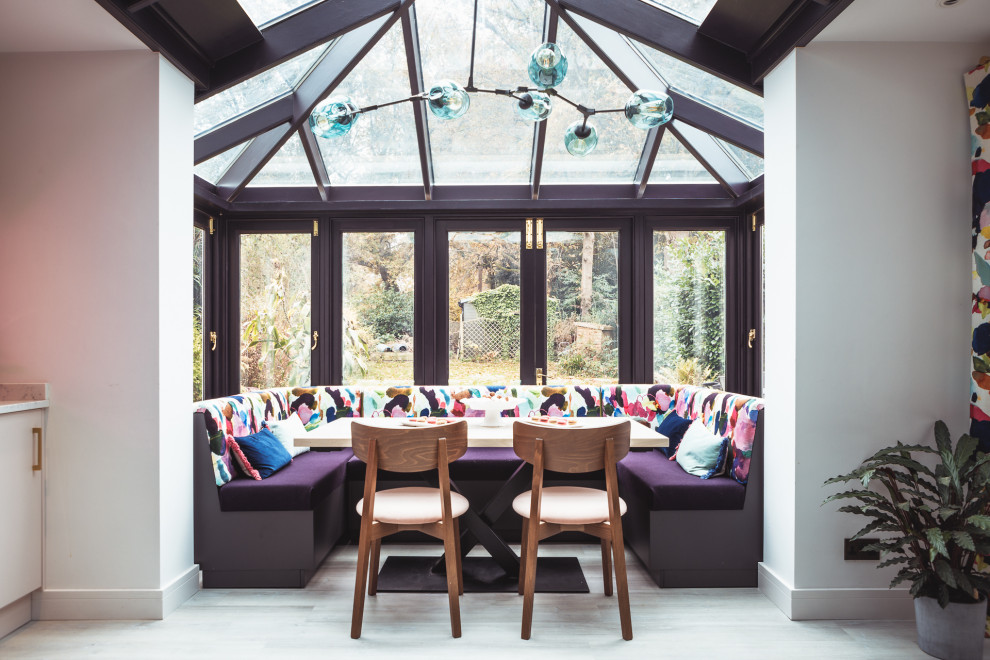 Mittelgroße Moderne Frühstücksecke mit lila Wandfarbe, hellem Holzboden, grauem Boden und gewölbter Decke in Berkshire