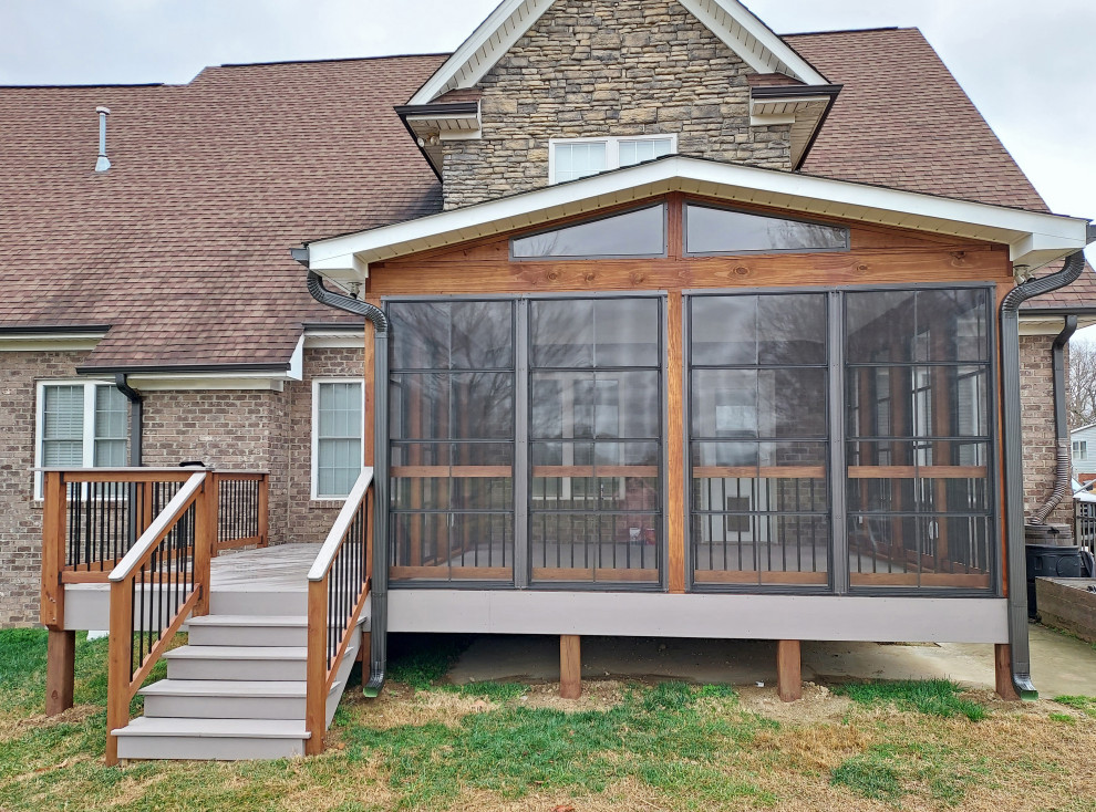 Idéer för en mellanstor modern innätad veranda på baksidan av huset, med takförlängning och räcke i flera material