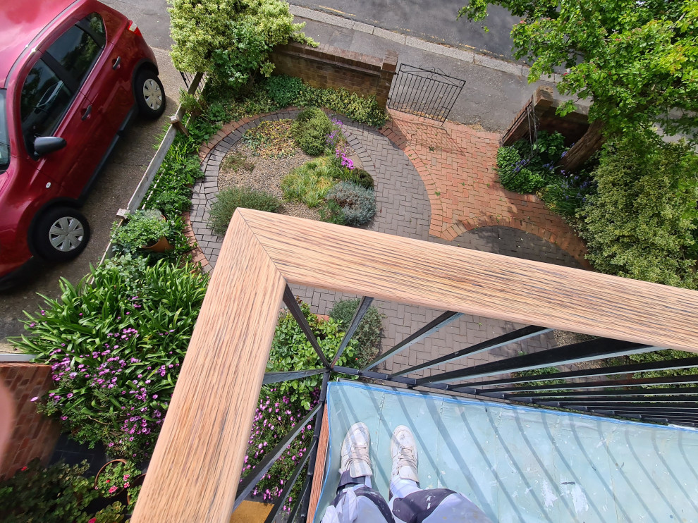 Стильный дизайн: маленький, двухэтажный, кирпичный, красный дуплекс в стиле кантри с двускатной крышей, крышей из смешанных материалов и серой крышей для на участке и в саду - последний тренд