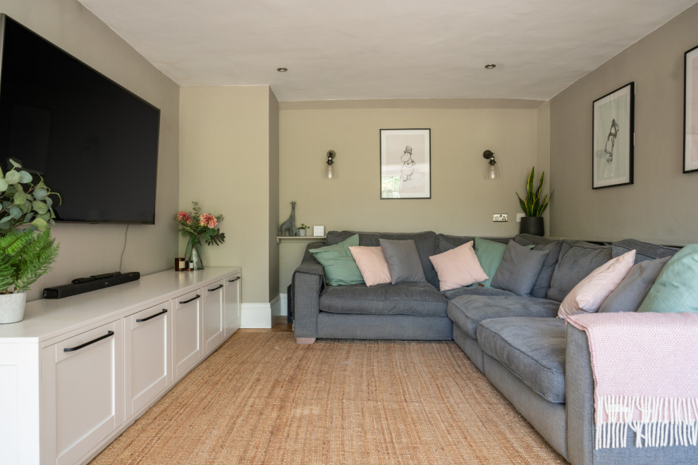 Mittelgroßes, Offenes Modernes Heimkino mit grauer Wandfarbe, Vinylboden, TV-Wand und gelbem Boden in Buckinghamshire