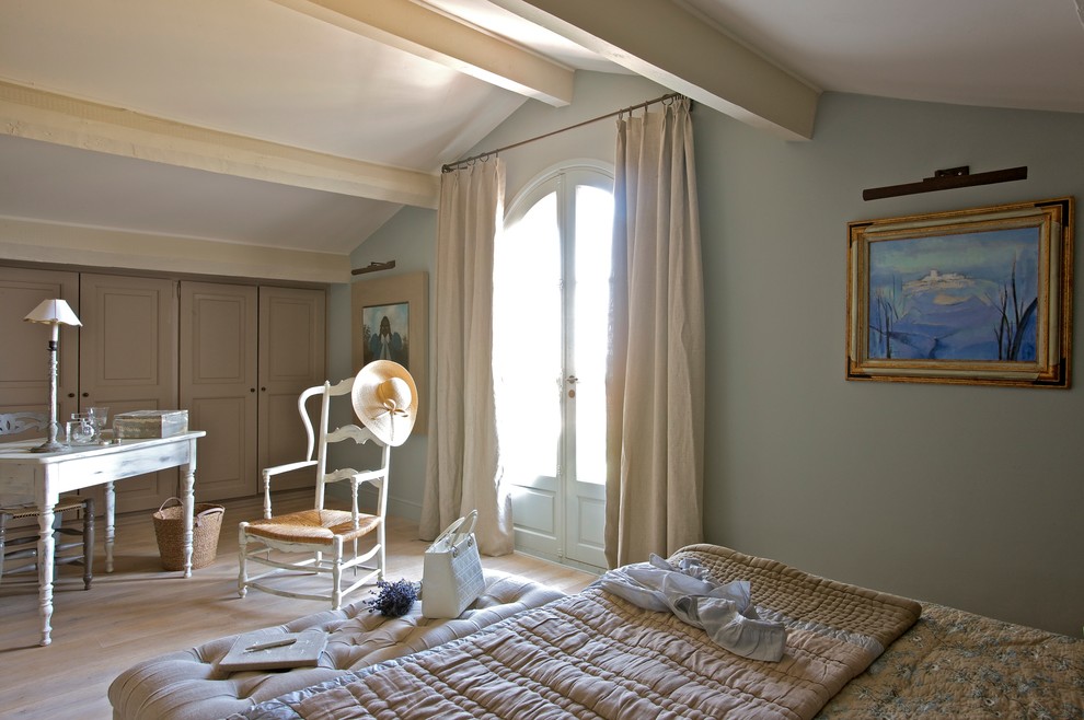 Photo of a country bedroom in Marseille.