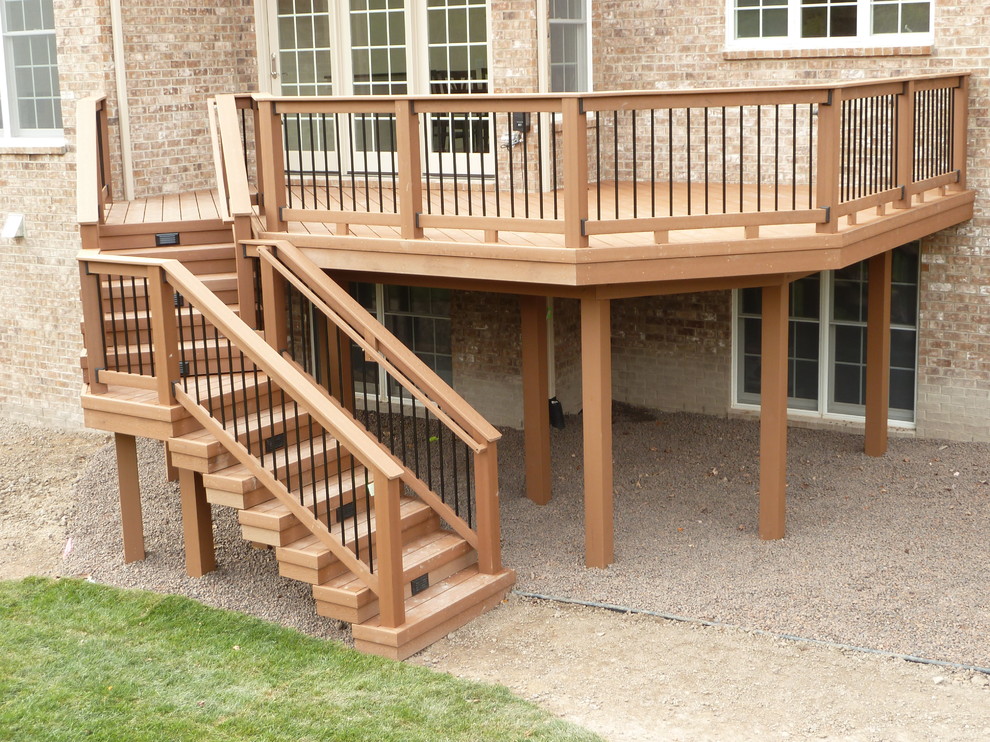 Inspiration for a mid-sized timeless backyard deck remodel