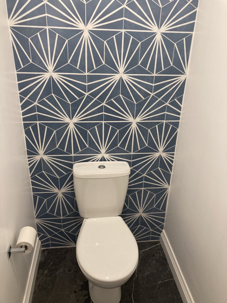 Exempel på ett litet modernt toalett, med blå kakel, porslinskakel, vita väggar, klinkergolv i porslin och svart golv