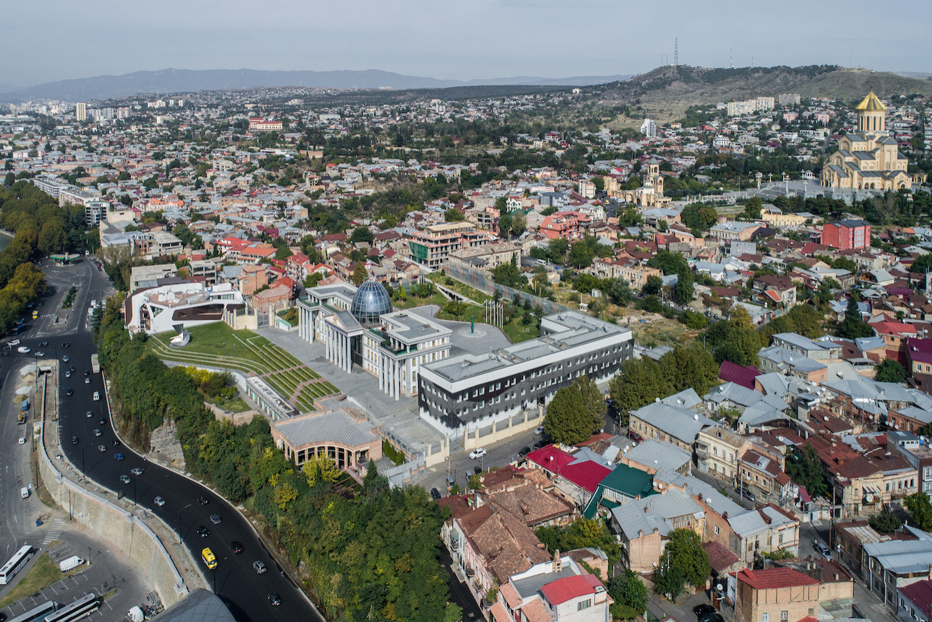Pipia Panorama residence in Tbilisi / J Mayer H
