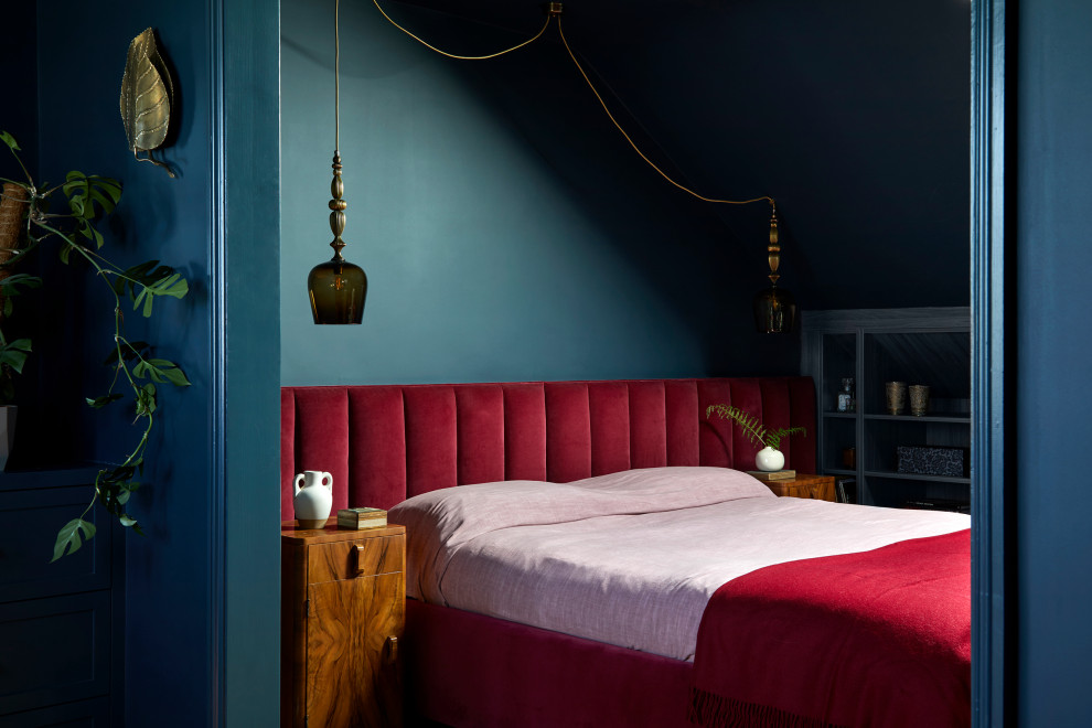 Diseño de dormitorio principal contemporáneo grande con paredes azules y suelo de madera en tonos medios