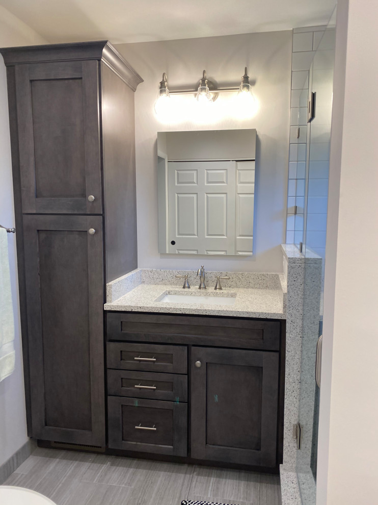 Transitional home design photo in Cincinnati