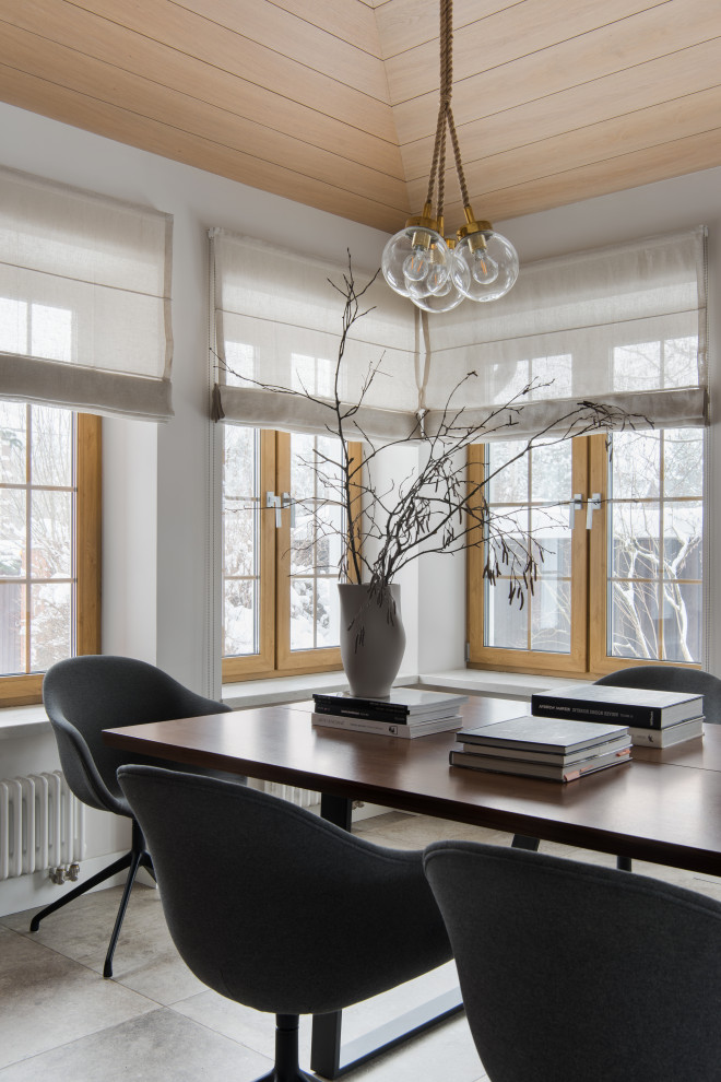 Стильный дизайн: отдельная столовая среднего размера в современном стиле с серыми стенами, полом из керамогранита, серым полом, балками на потолке и любой отделкой стен - последний тренд