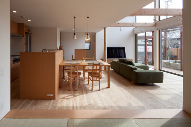 吉祥寺の家 moderno-soggiorno