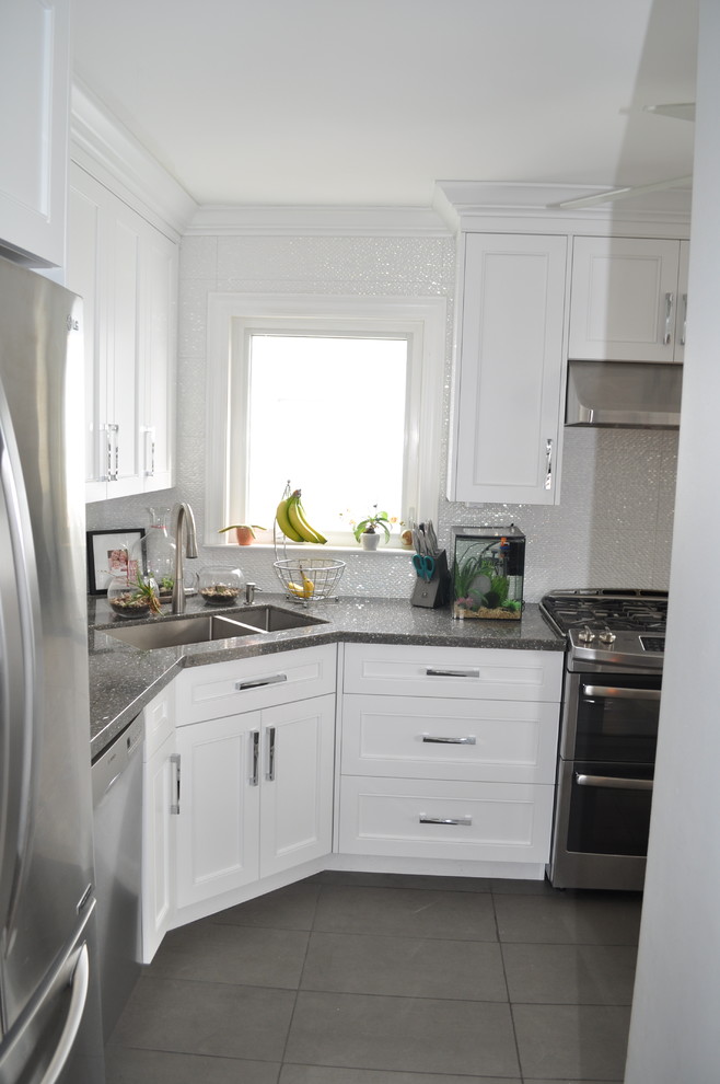 Eat-in kitchen - small transitional u-shaped porcelain tile and gray floor eat-in kitchen idea in Toronto with an undermount sink, shaker cabinets, white cabinets, quartz countertops, white backsplash, porcelain backsplash, stainless steel appliances and an island