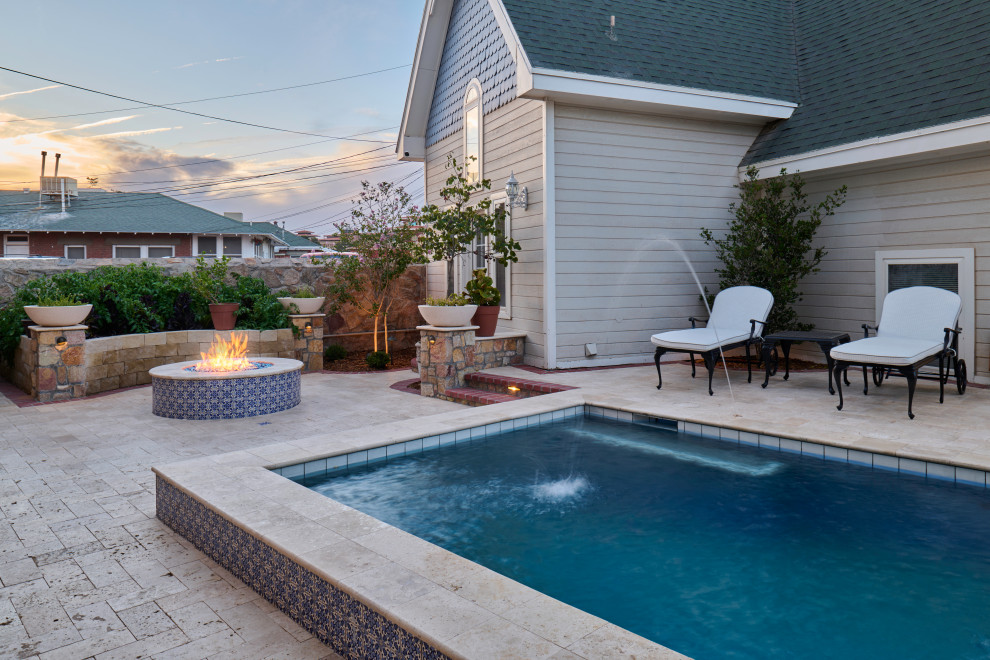 Источник вдохновения для домашнего уюта: прямоугольный бассейн на заднем дворе в викторианском стиле с фонтаном и покрытием из каменной брусчатки