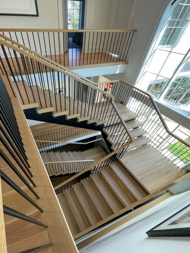 Modelo de escalera suspendida minimalista extra grande con escalones de madera, barandilla de varios materiales y machihembrado