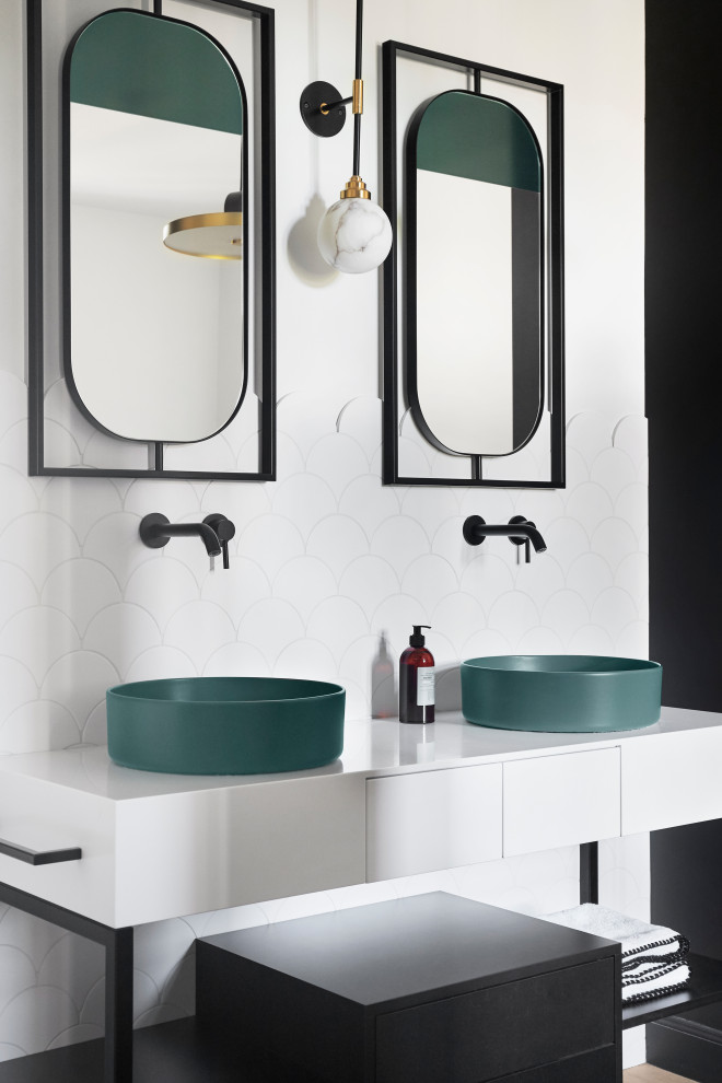 Immagine di una stanza da bagno minimal con vasca freestanding, piastrelle bianche, piastrelle in ceramica, pareti verdi, lavabo da incasso, top in superficie solida, pavimento marrone, top bianco e due lavabi
