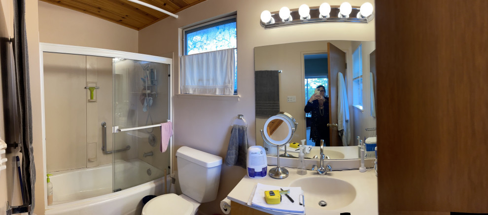 Stacked Tile Master Bathroom in El Cerrito