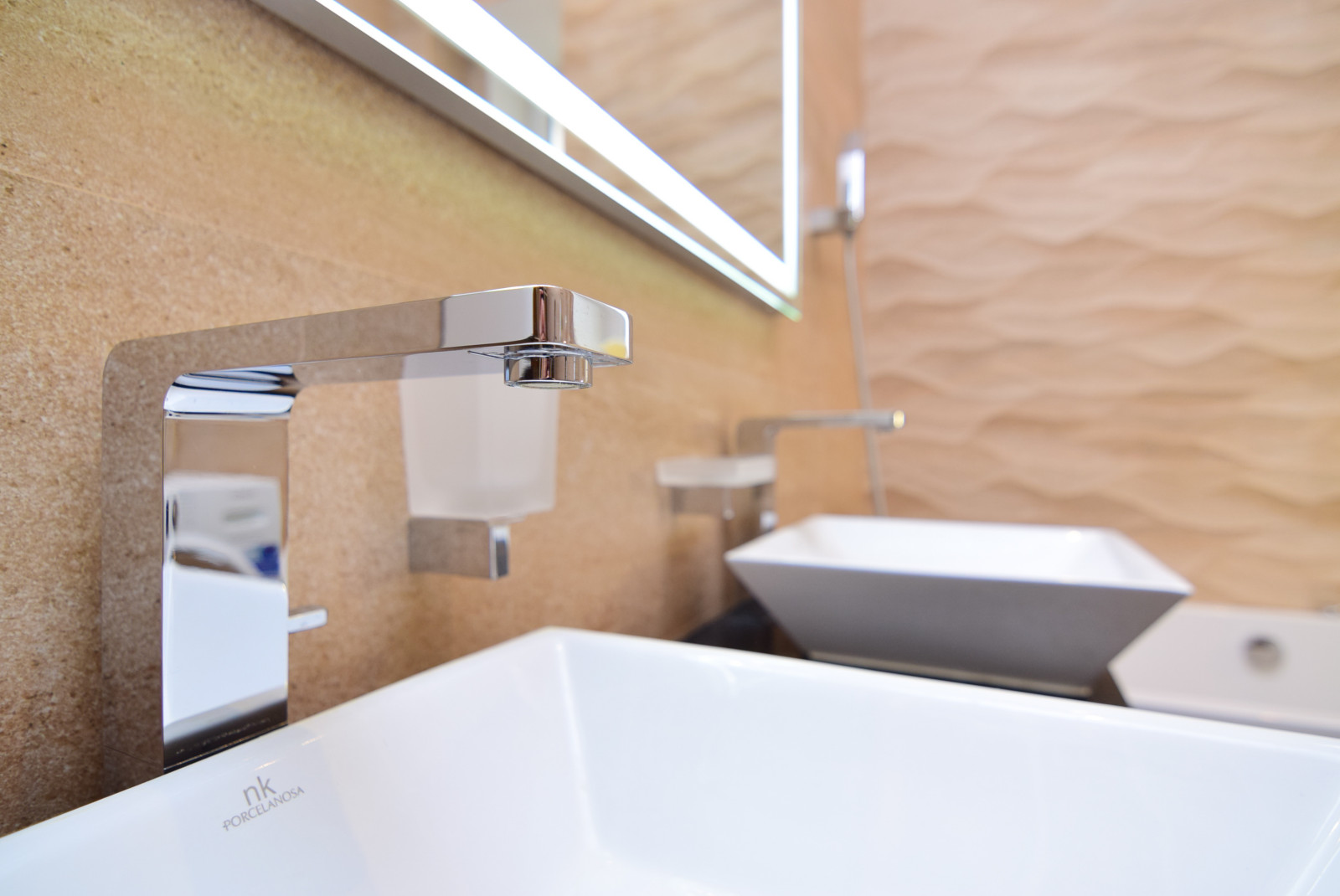 76 квадратов белого