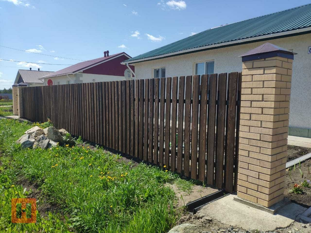 Забор из каменной древесины