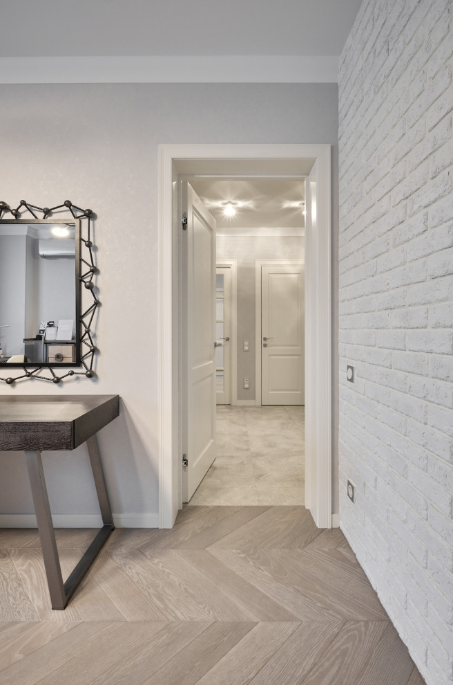 Белые дубовые двери в неоклассическом интерьере