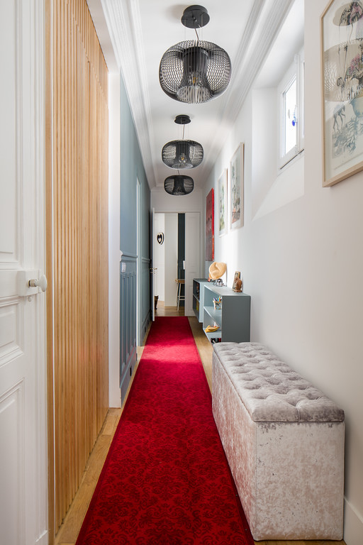 Design ideas for a contemporary hallway in Paris.