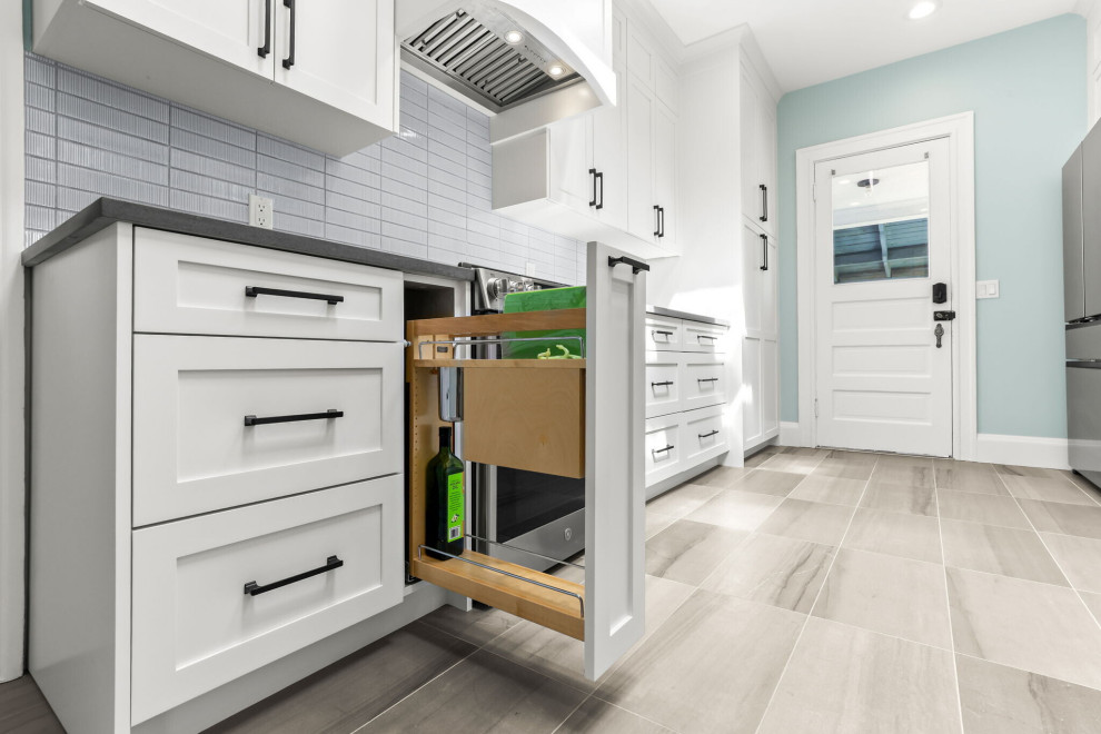 Example of a transitional home design design in Portland