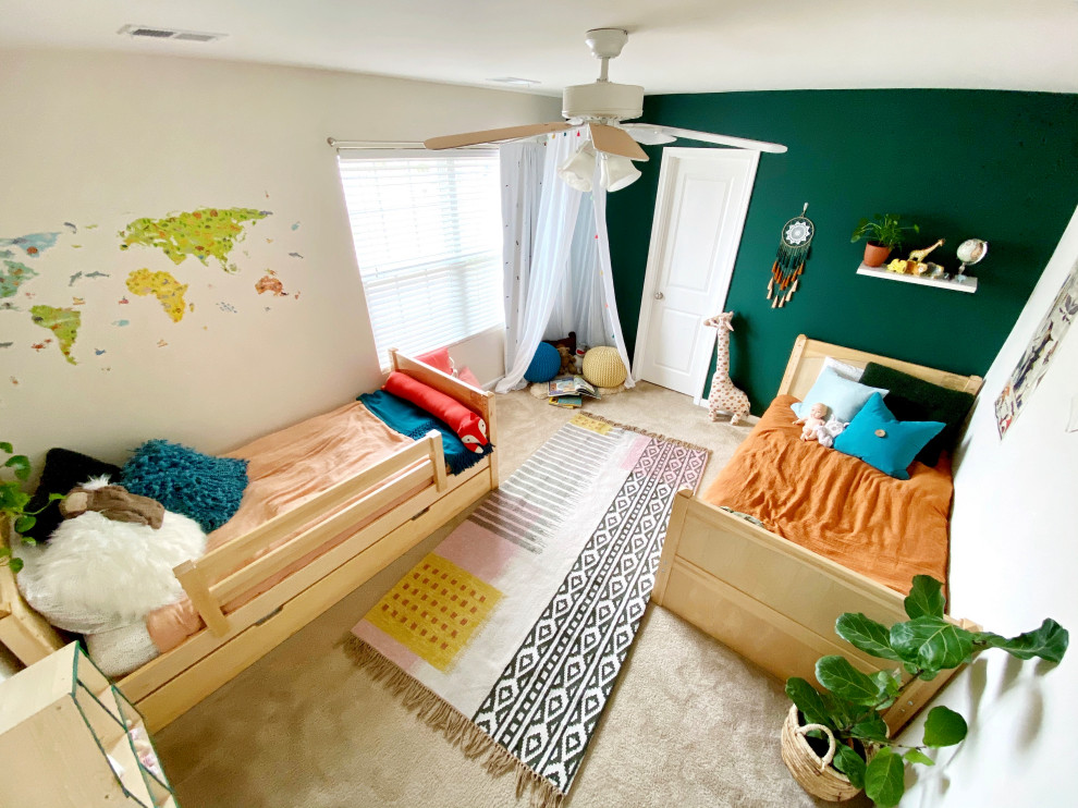Ispirazione per una piccola cameretta per bambini da 1 a 3 anni eclettica con pareti verdi