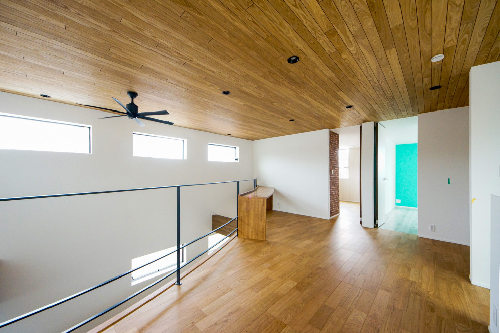 This is an example of a modern family room in Tokyo.