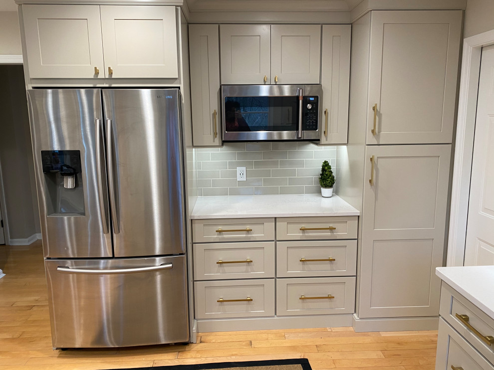 Kitchen - transitional kitchen idea in Cincinnati