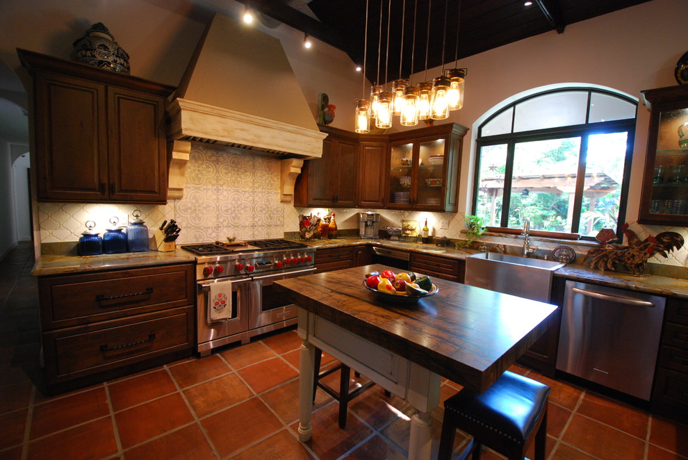 Kitchen - rustic kitchen idea in Miami