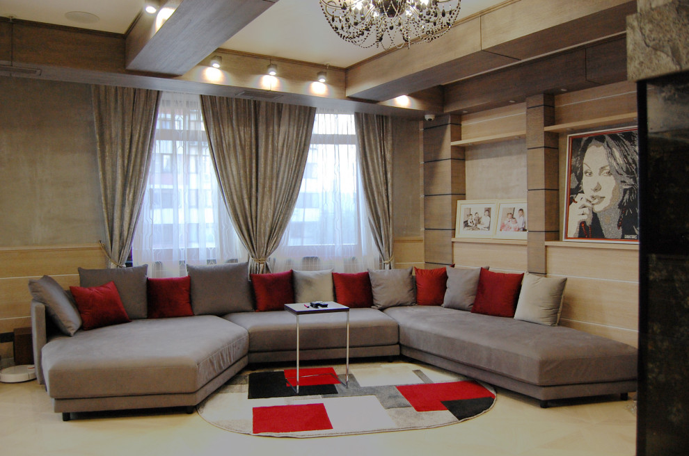Foto de salón para visitas abierto y blanco y madera bohemio grande con paredes grises, suelo de madera clara, televisor colgado en la pared, suelo beige, bandeja y madera