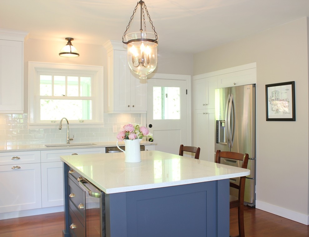 Kitchen - transitional kitchen idea in Vancouver