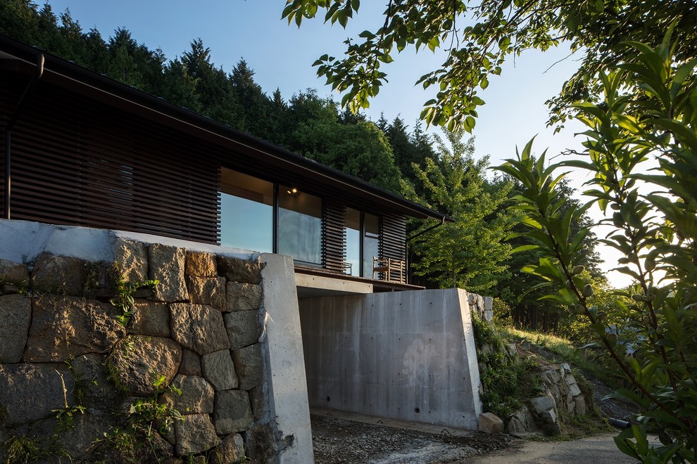 他の地域にある小さなトラディショナルスタイルのおしゃれな家の外観の写真