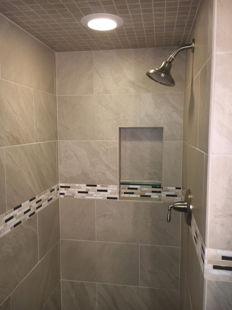 Example of a classic home design design in Cleveland