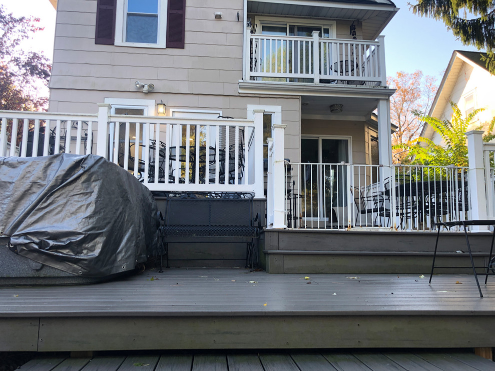 Inspiration for a mid-sized timeless backyard deck remodel in Newark with no cover