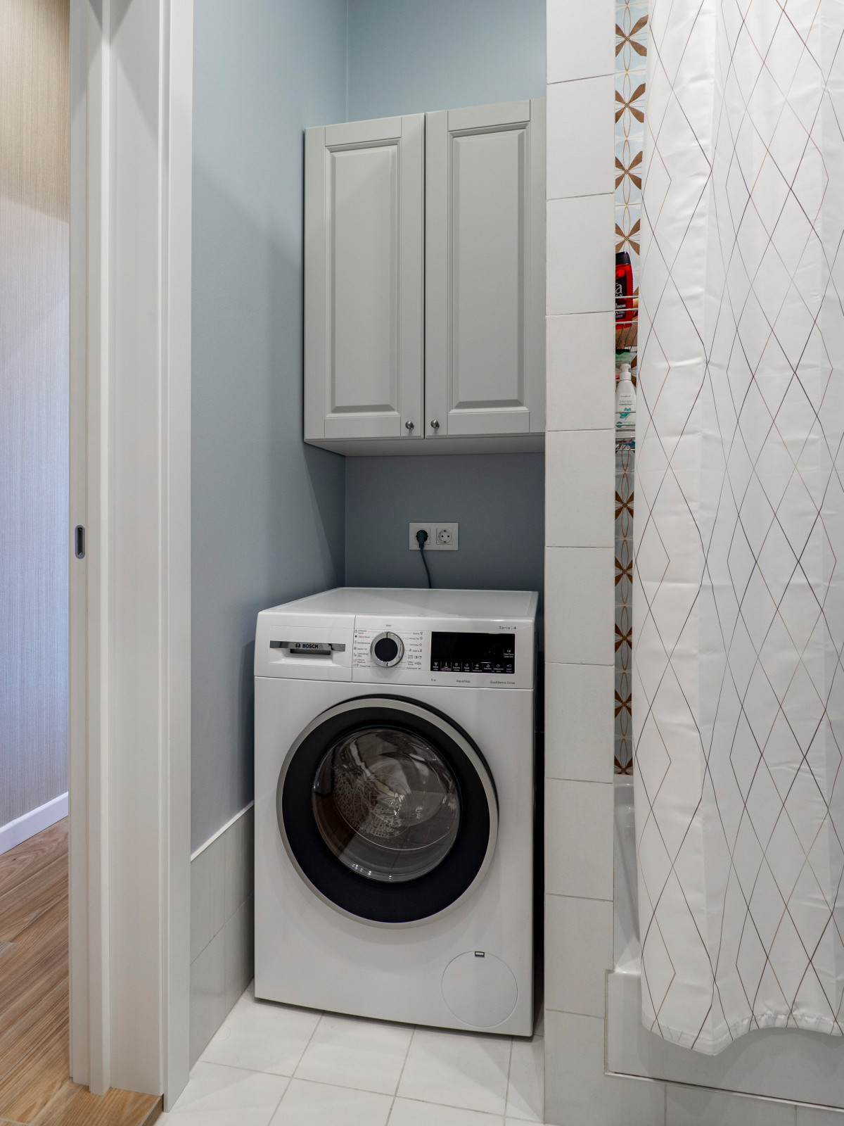 Меблировка прихожей и санузла в светло-мятном цвете