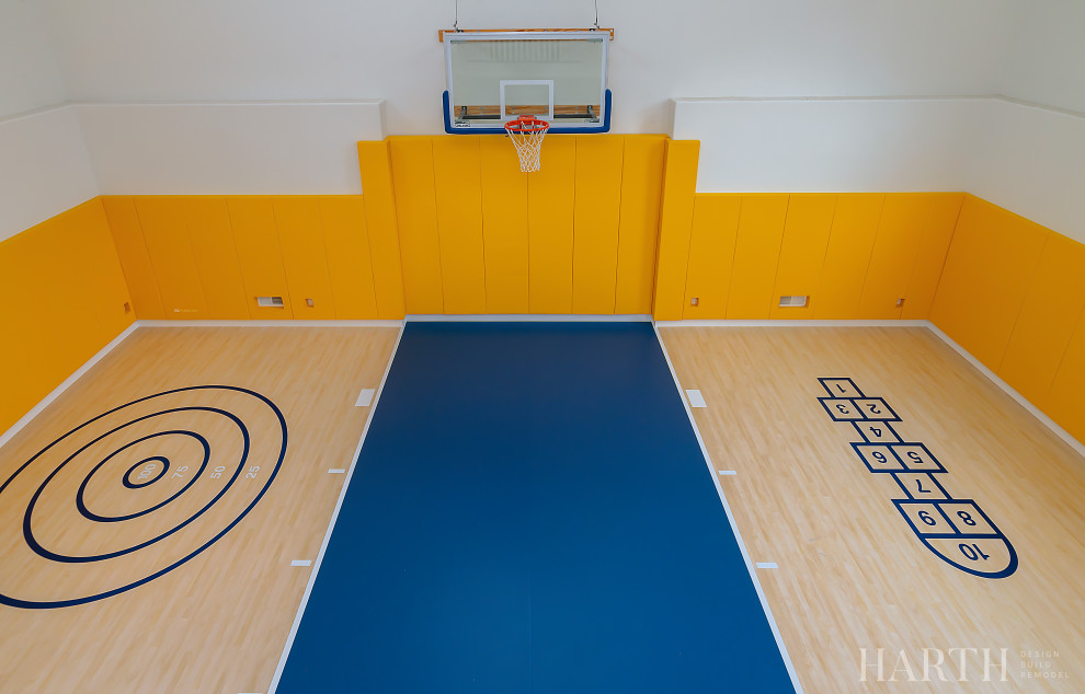 Aménagement d'un grand terrain de sport intérieur classique avec un mur jaune, un sol en vinyl, un sol bleu et un plafond voûté.
